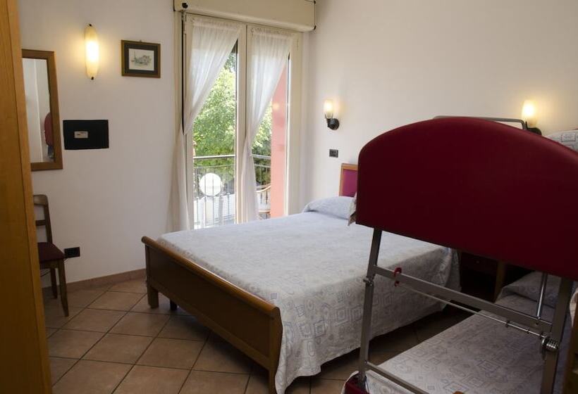 Pokój Czteroosobowy Standard, Albergo Cenni