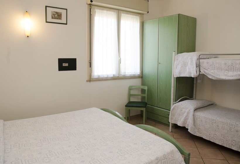 Pokój Czteroosobowy Standard, Albergo Cenni