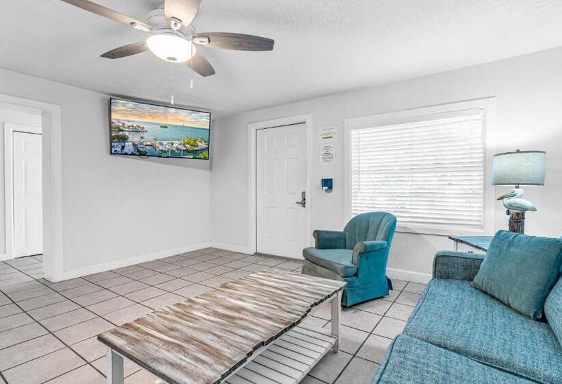 إستوديو قياسى, Blackfin Resort And Marina