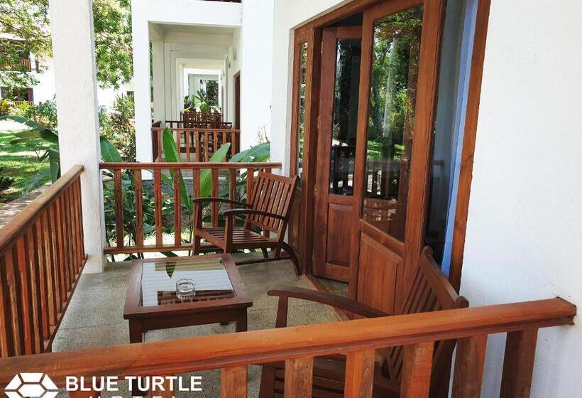 Трехместный Номер Стандарт с Балконом, Blue Turtle