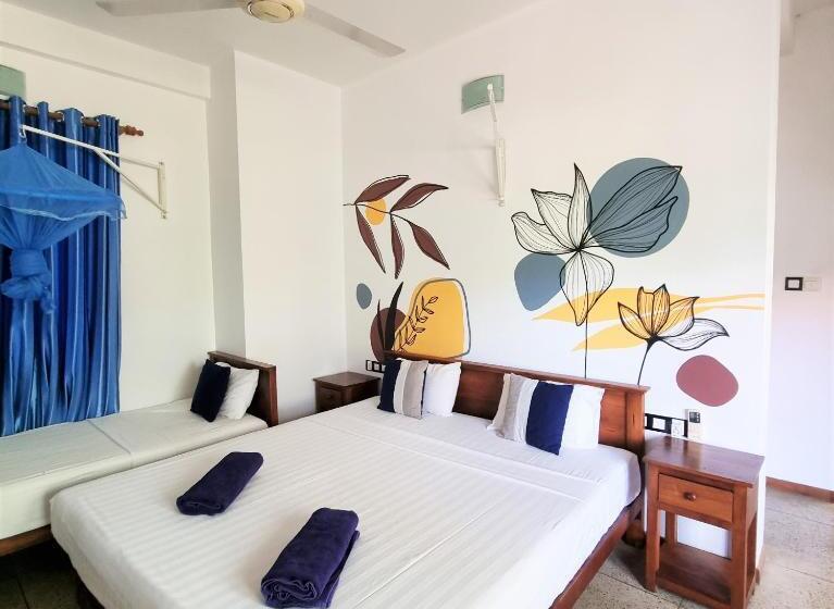 Трехместный Номер Стандарт с Балконом, Blue Turtle