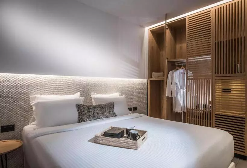 Superior swim-up room