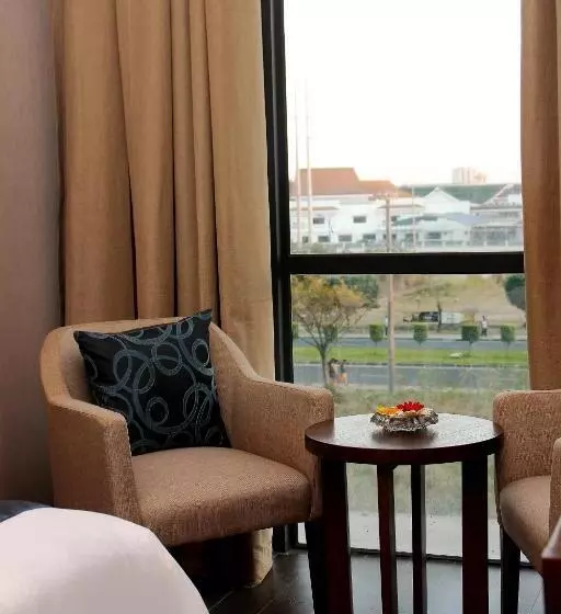 キングサイズベッドのデラックスルーム, Golden Phoenix Hotel   Manila