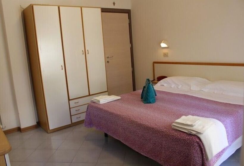 スタンダード4人部屋, Massimo