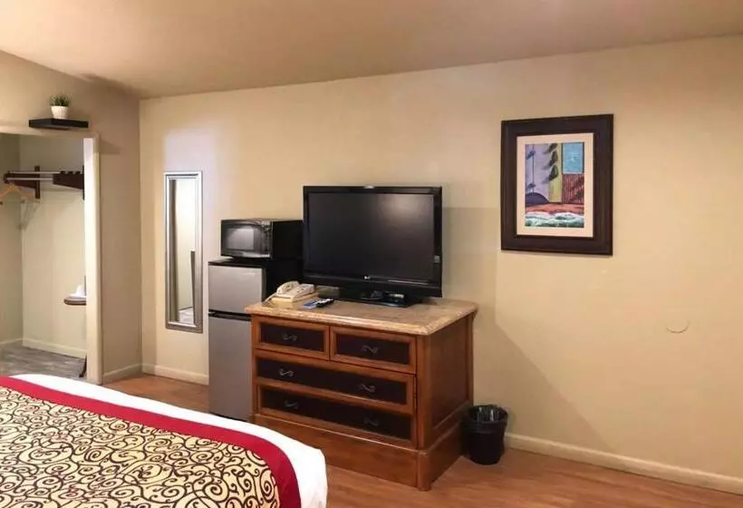キングサイズベッドのスタンダードルーム, Rodeway Inn Flagstaff East Route 66
