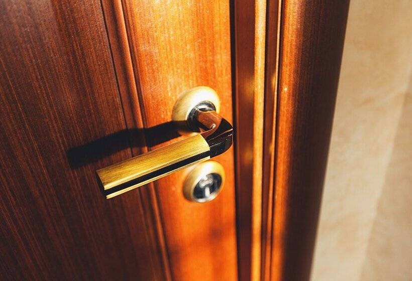 اتاق سوپریور, Shale On Komsomolskiy