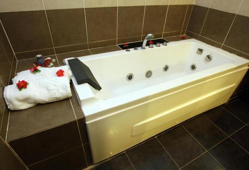 جناح, Uptown Imperial