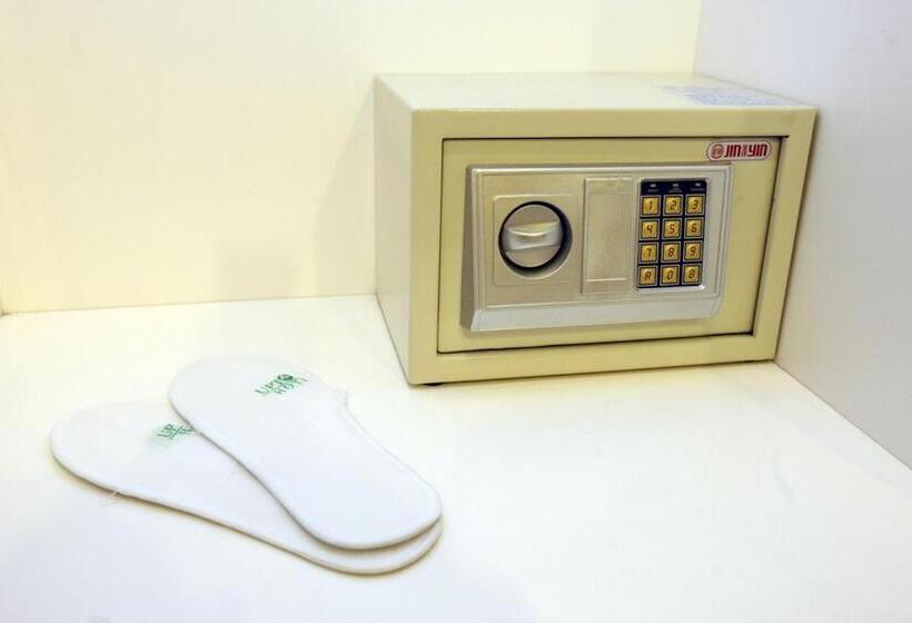 جناح عائلي, Uptown Imperial