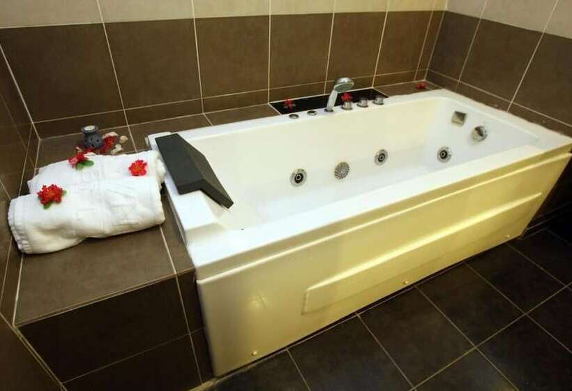 جناح عائلي, Uptown Imperial