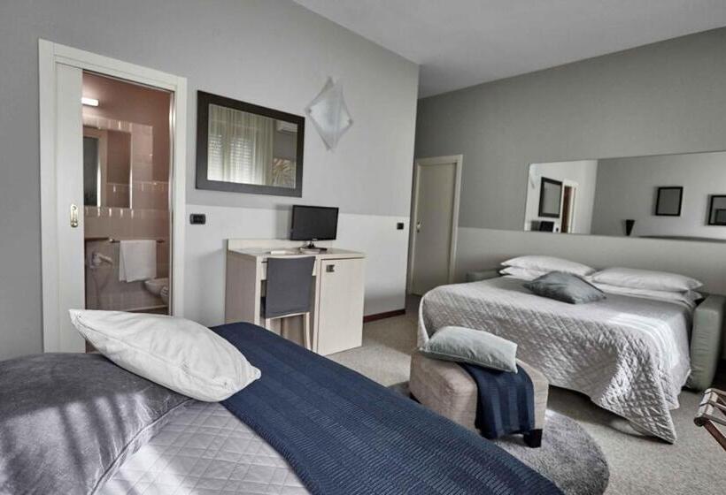 Полулюкс Вид на Бассейн, Rouge Hotel International