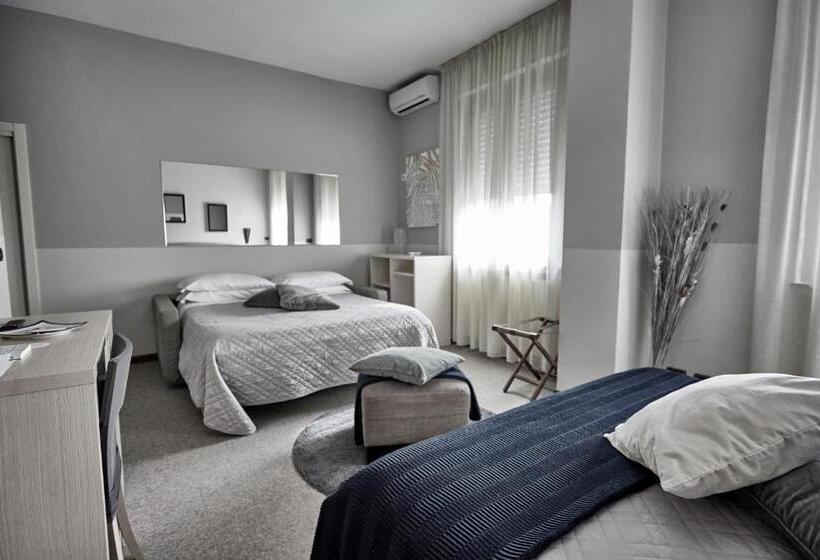 Полулюкс Вид на Бассейн, Rouge Hotel International