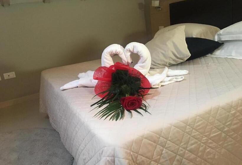 ペントハウスルーム, Rouge Hotel International