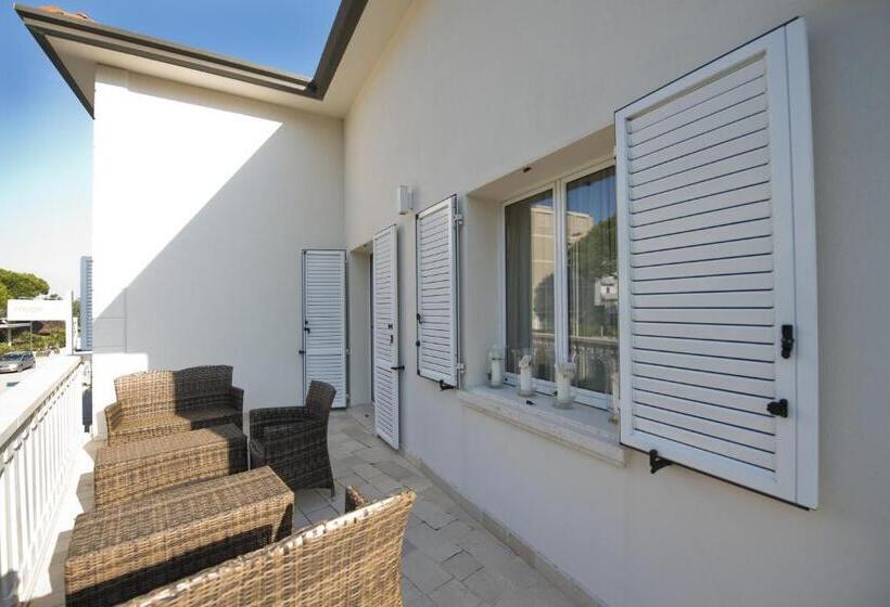 デラックスジュニアスイート, Rouge Hotel International