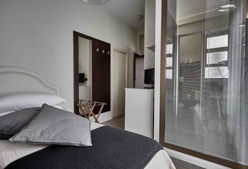 スタンダードシングルルーム, Rouge Hotel International