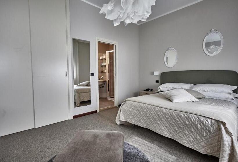 プールビュージュニアスイート, Rouge Hotel International