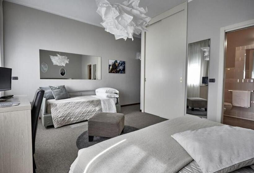 プールビュージュニアスイート, Rouge Hotel International