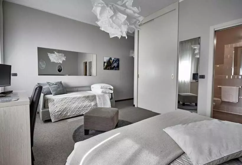 プールビュージュニアスイート, Rouge Hotel International