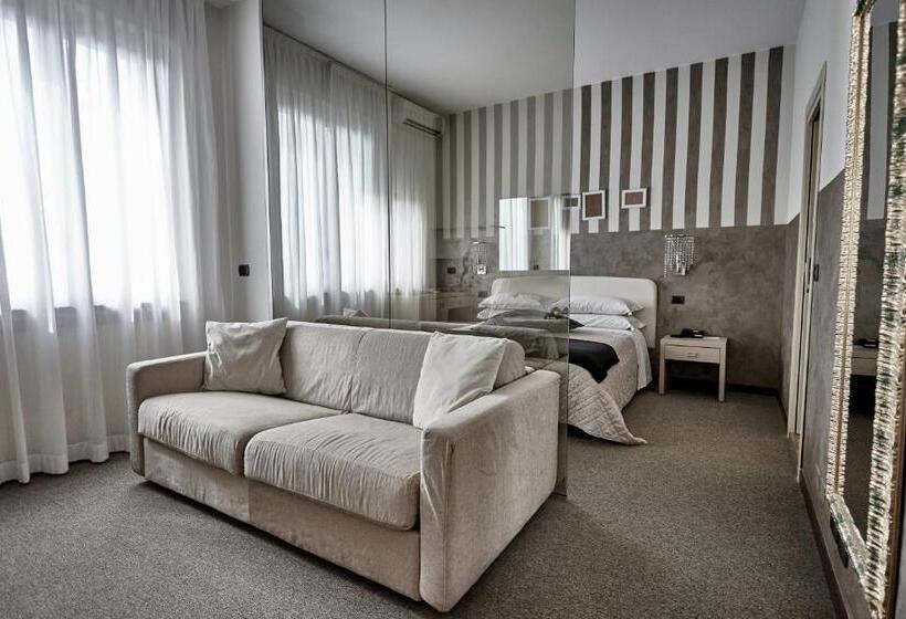 デラックスジュニアスイート, Rouge Hotel International