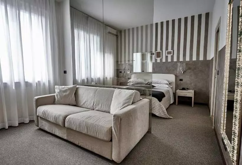 デラックスジュニアスイート, Rouge Hotel International