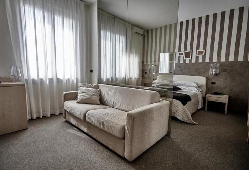 デラックスジュニアスイート, Rouge Hotel International