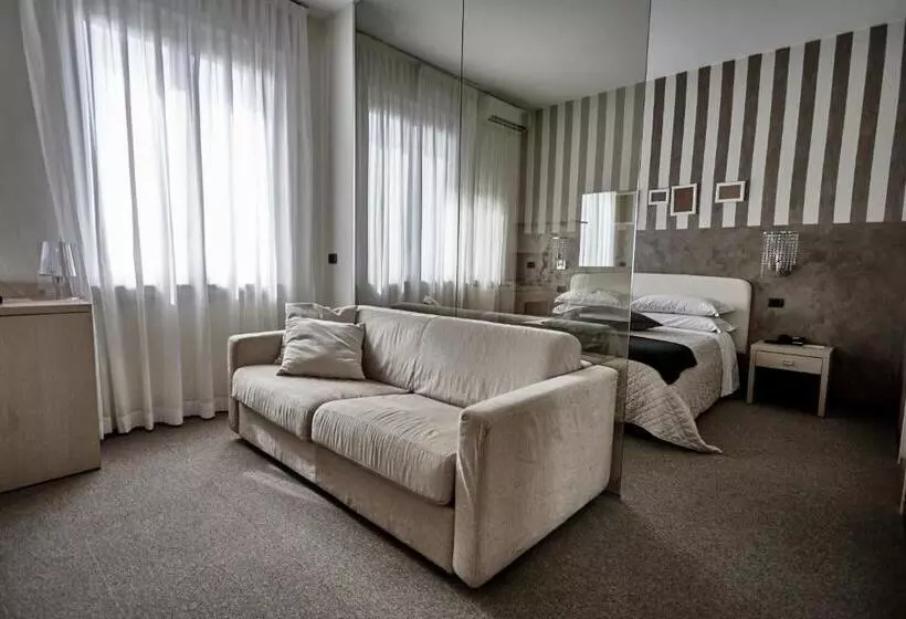 デラックスジュニアスイート, Rouge Hotel International