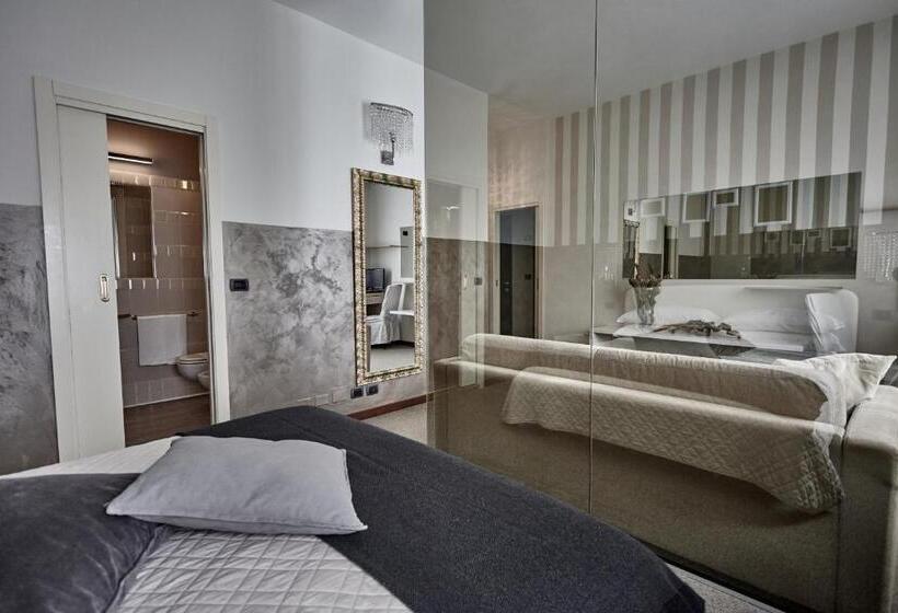 デラックスジュニアスイート, Rouge Hotel International