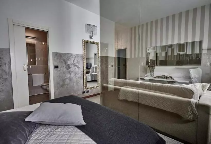 デラックスジュニアスイート, Rouge Hotel International