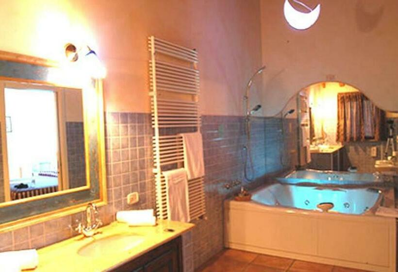 带按摩浴盆的套房, Adda