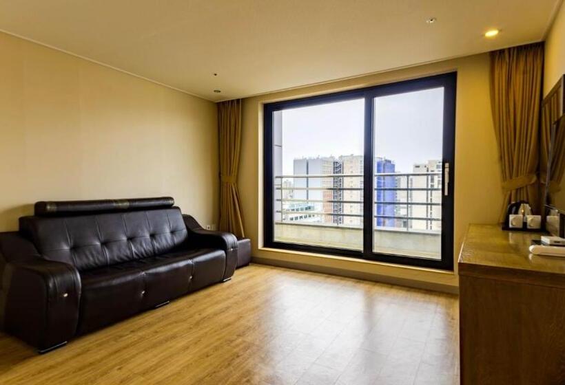 جناح مزود بتراس, Haema