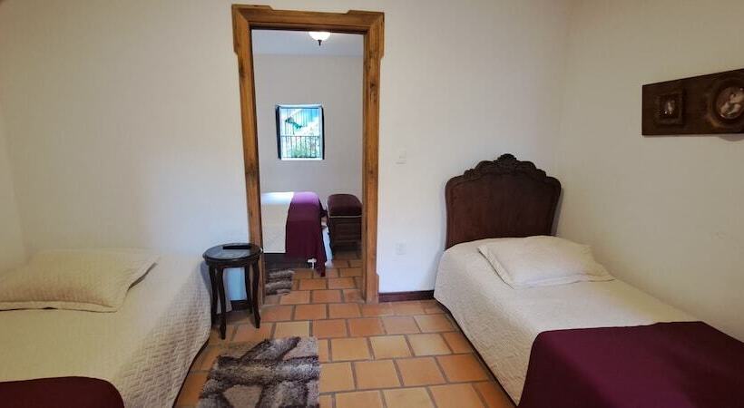 جناح جونيور, Casa Lola Hotel Boutique