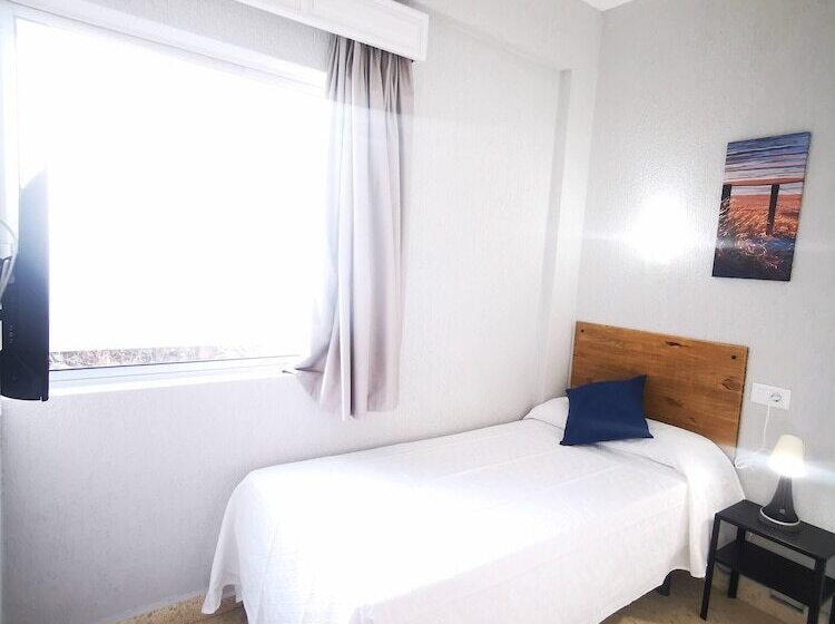 غرفة قياسية فردية, Don Cándido