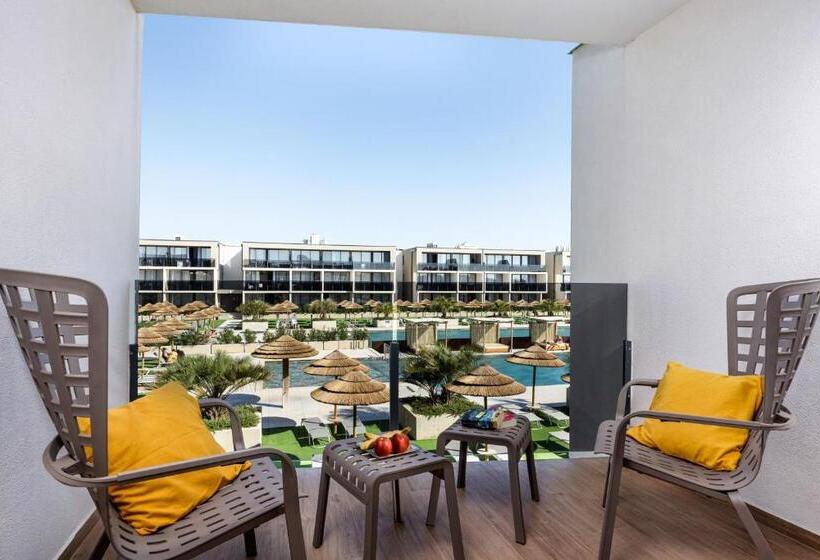 プールの見えるスタンダードトリプルルーム, Resort Del Mar Emotion