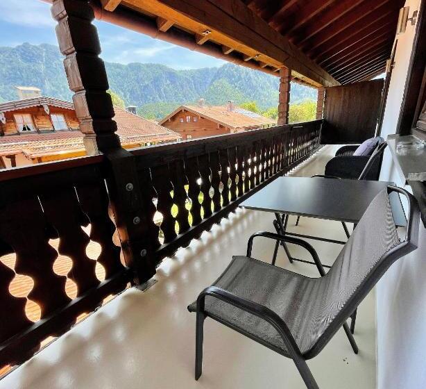 חדר משפחתי נוף להרים, Hardi S