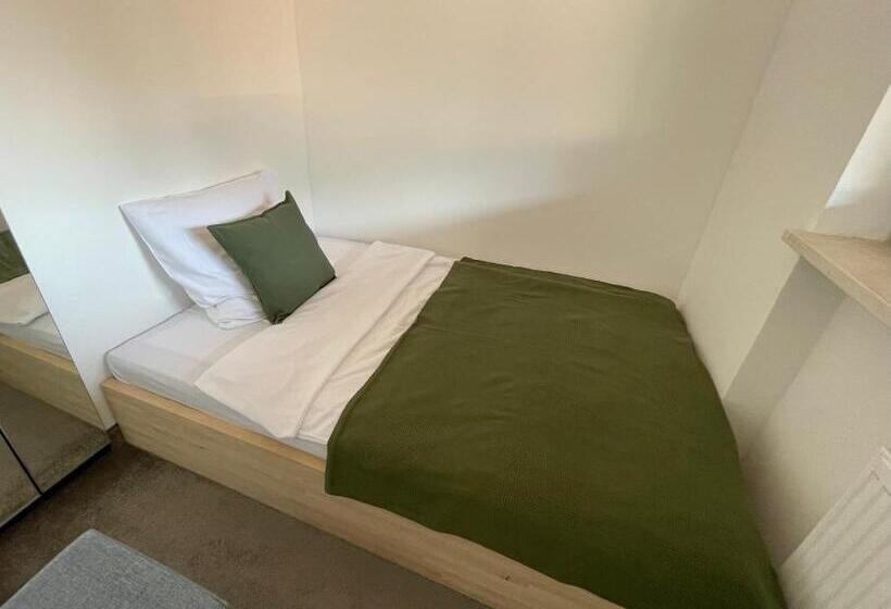 חדר משפחתי נוף להרים, Hardi S