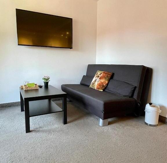 חדר משפחתי נוף להרים, Hardi S