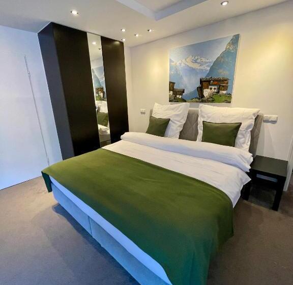 חדר משפחתי נוף להרים, Hardi S