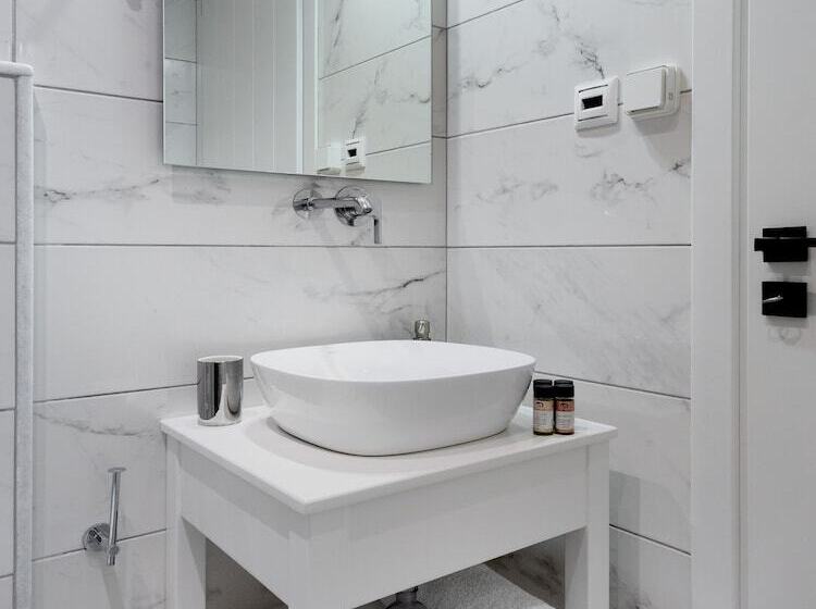 プレミアムスタジオ, Mandilaras Village