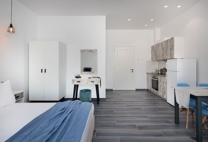 プレミアムスタジオ, Mandilaras Village