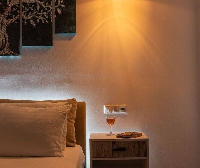 プレミアムスタジオ, Mandilaras Village