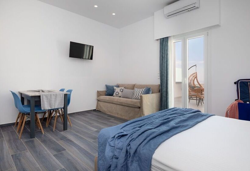 프리미엄 스튜디오, Mandilaras Village