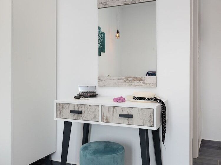 프리미엄 스튜디오, Mandilaras Village