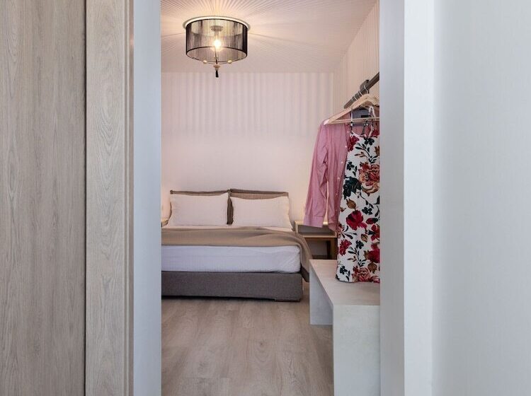 コンフォートワンルーム, Mandilaras Village