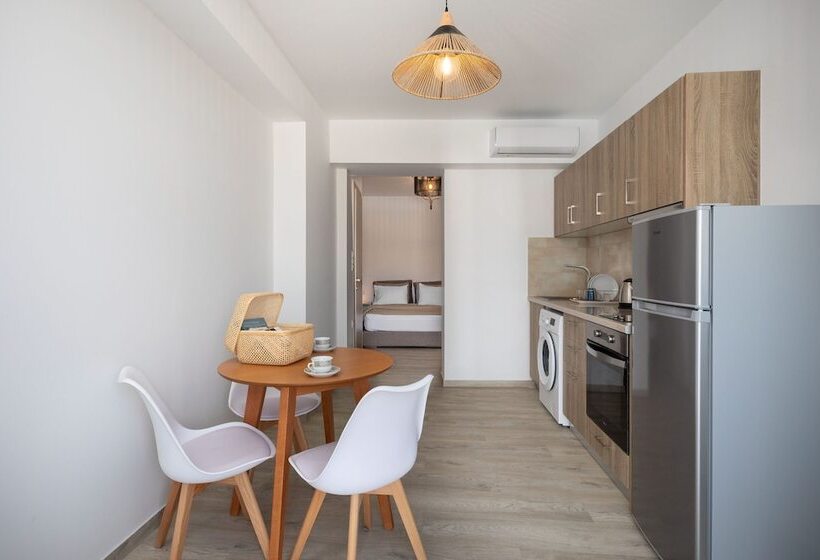 コンフォートワンルーム, Mandilaras Village