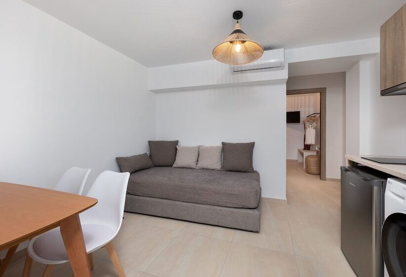 スタンダードスタジオ, Mandilaras Village