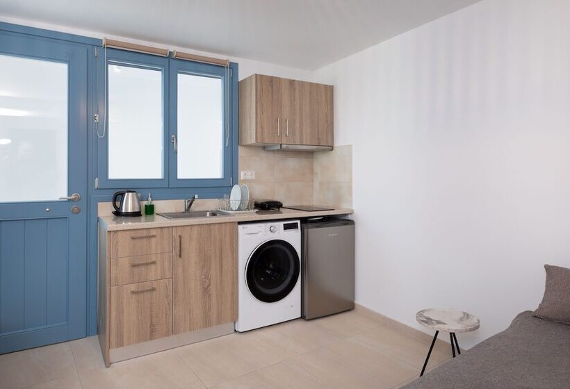 スタンダードスタジオ, Mandilaras Village