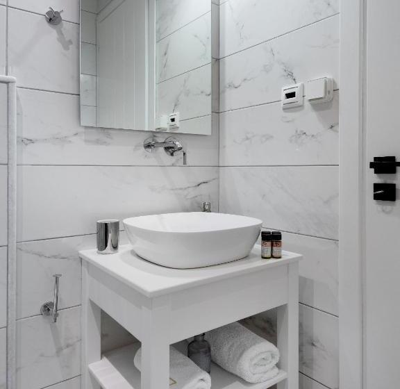 プレミアムスタジオ, Mandilaras Village