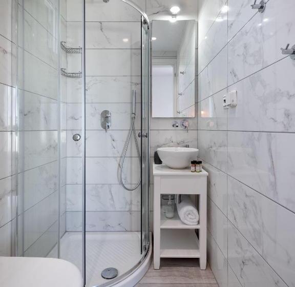 수피리어 스튜디오, Mandilaras Village