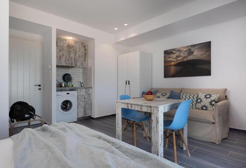 수피리어 스튜디오, Mandilaras Village