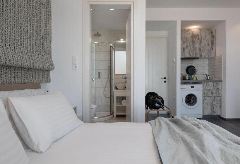 수피리어 스튜디오, Mandilaras Village