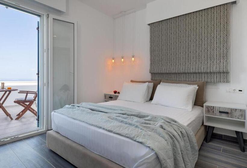 수피리어 스튜디오, Mandilaras Village